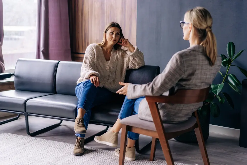 A woman meeting with her psychologist.